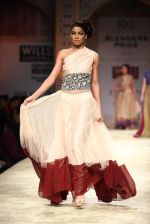 Model walks the ramp for Manish Malhotra at Wills Lifestyle India Fashion Week Autumn Winter 2012 Day 3 on 17th Feb 2012 (40).JPG